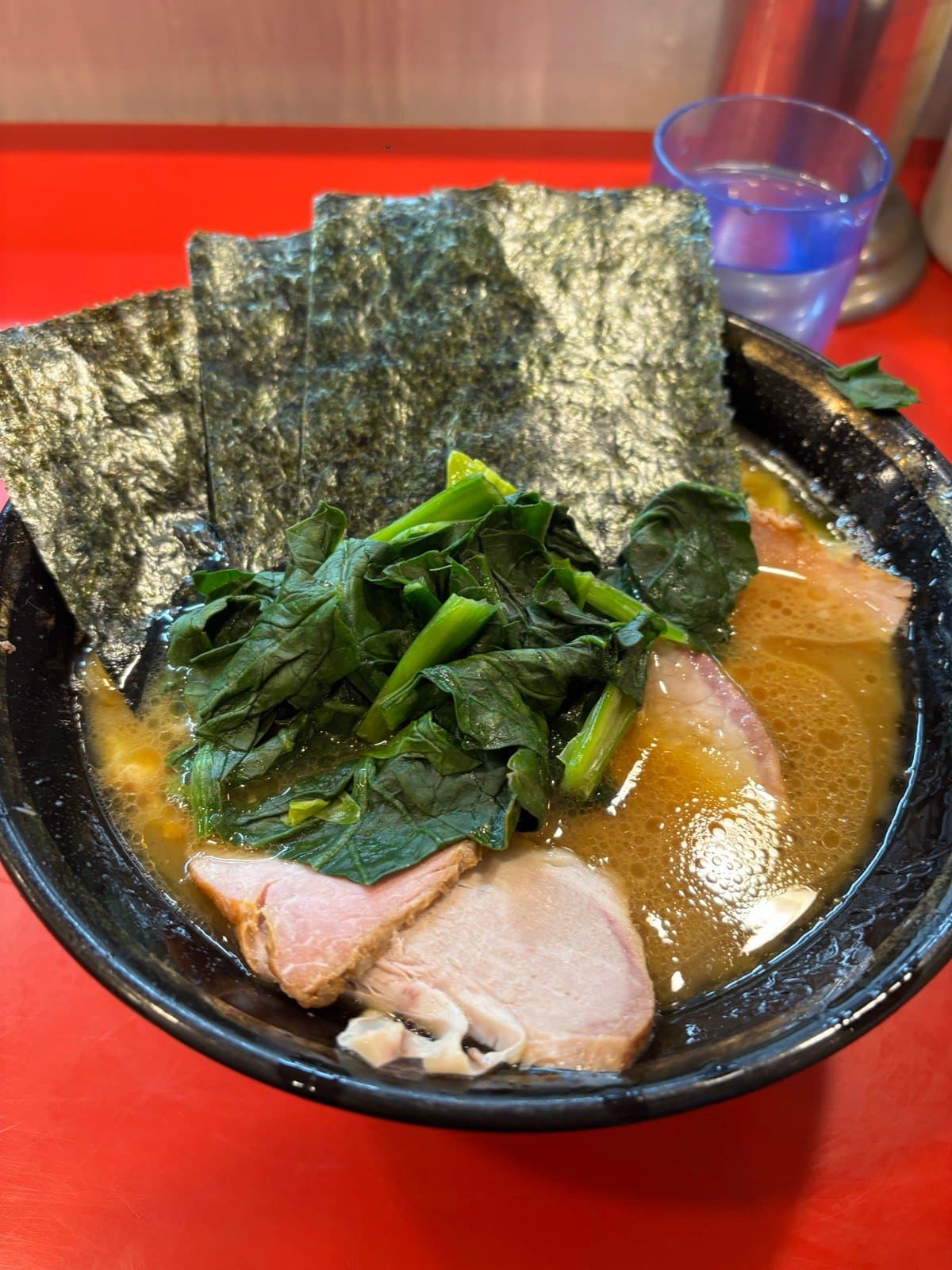 家系ラーメン (海苔・ほうれん草・チャーシュー / 黒丼・赤カウンター) の参考ビジュアル